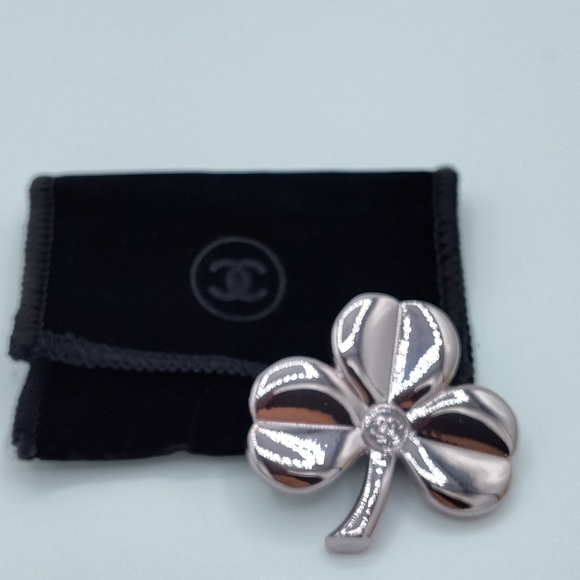 CHANEL Silver Four-Leaf Clover Lapel Pin Boutonniere VIP Couture w/Velvet Pouch - Picture 4 of 6